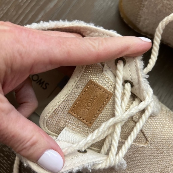 Toms New Bota Textile Sneaker in Gold and Beige Bouckle with Laces. - Picture 7 of 10